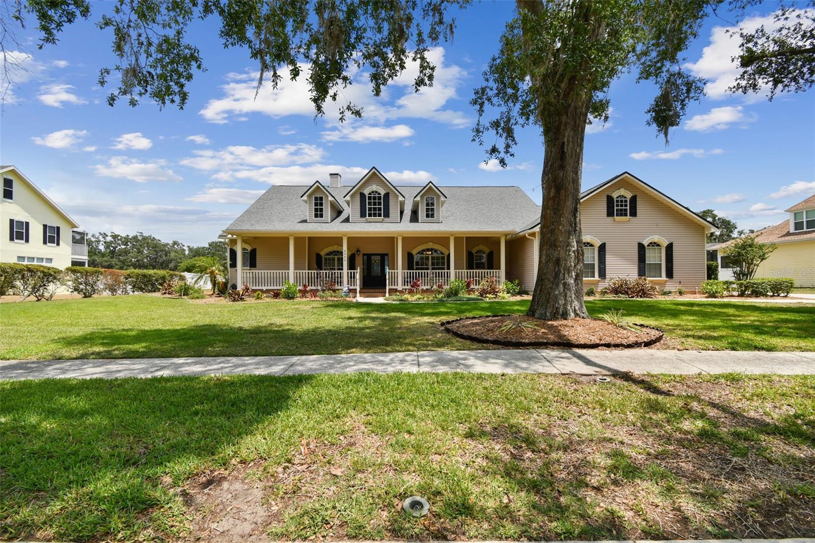 Front exterior view of 2202 Colewood Ln in Dover, Florida – with well maintained landscaping.