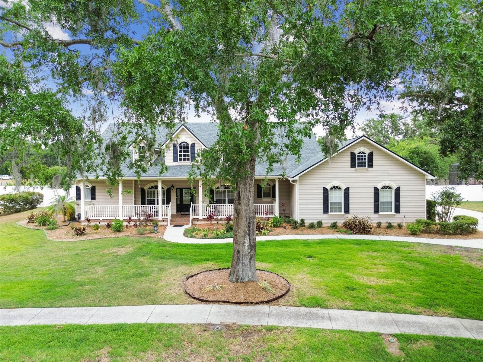 Front exterior view of 2202 Colewood Ln in Dover, Florida – with well maintained landscaping.