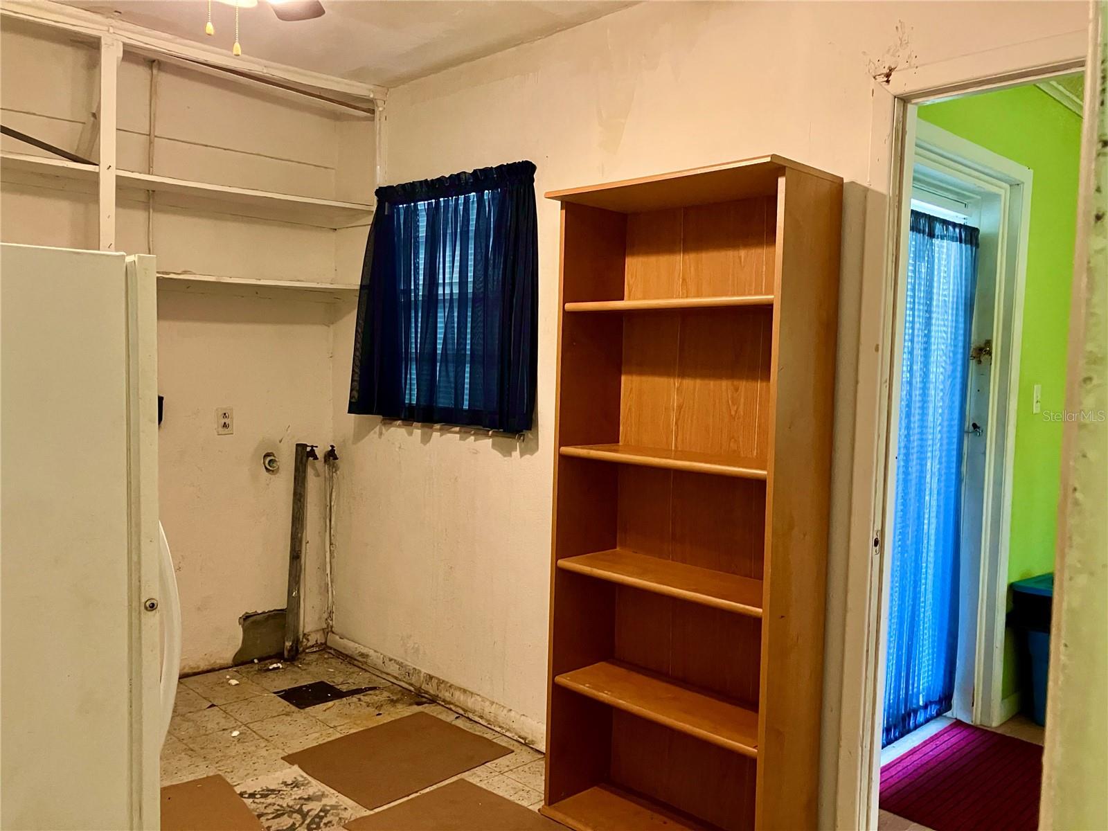 INDOOR LAUNDRY ROOM