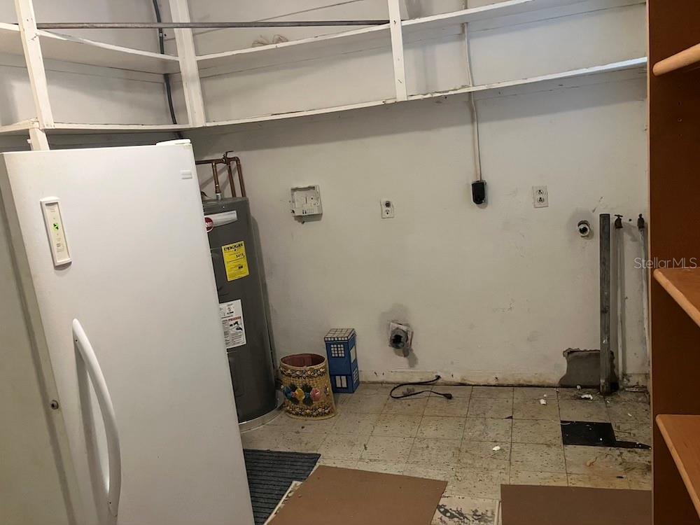 INDOOR LAUNDRY ROOM