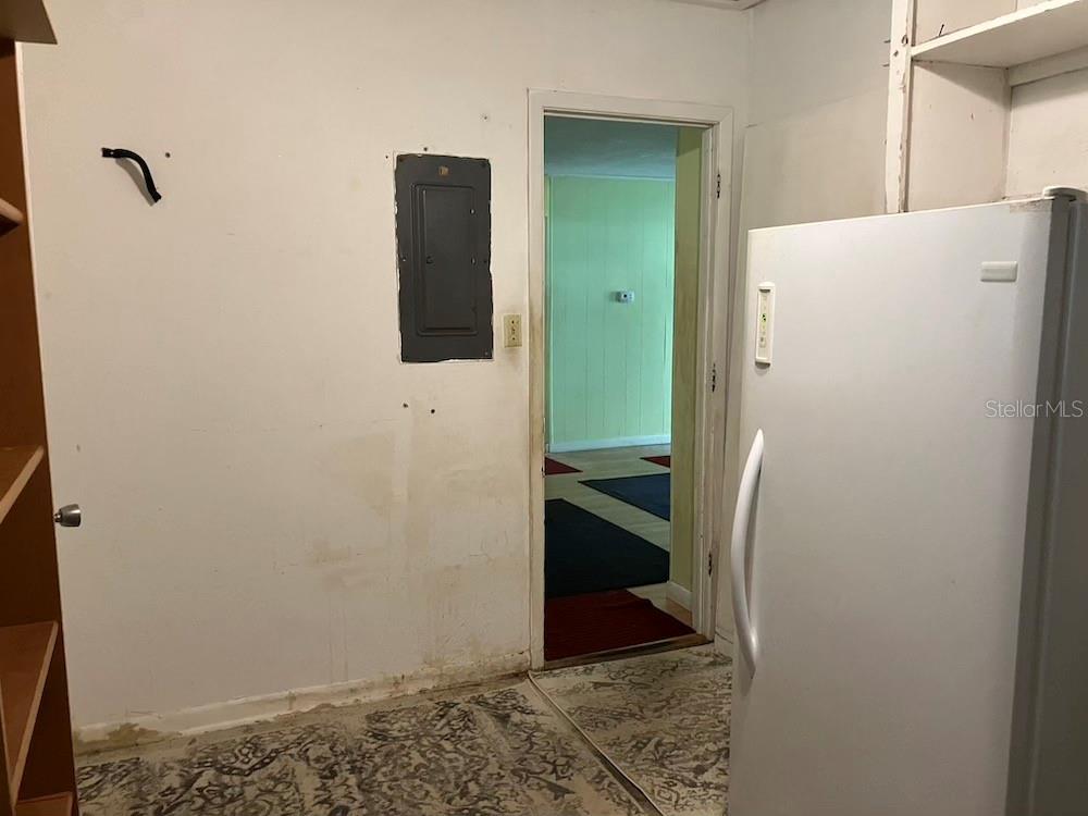 INDOOR LAUNDRY ROOM