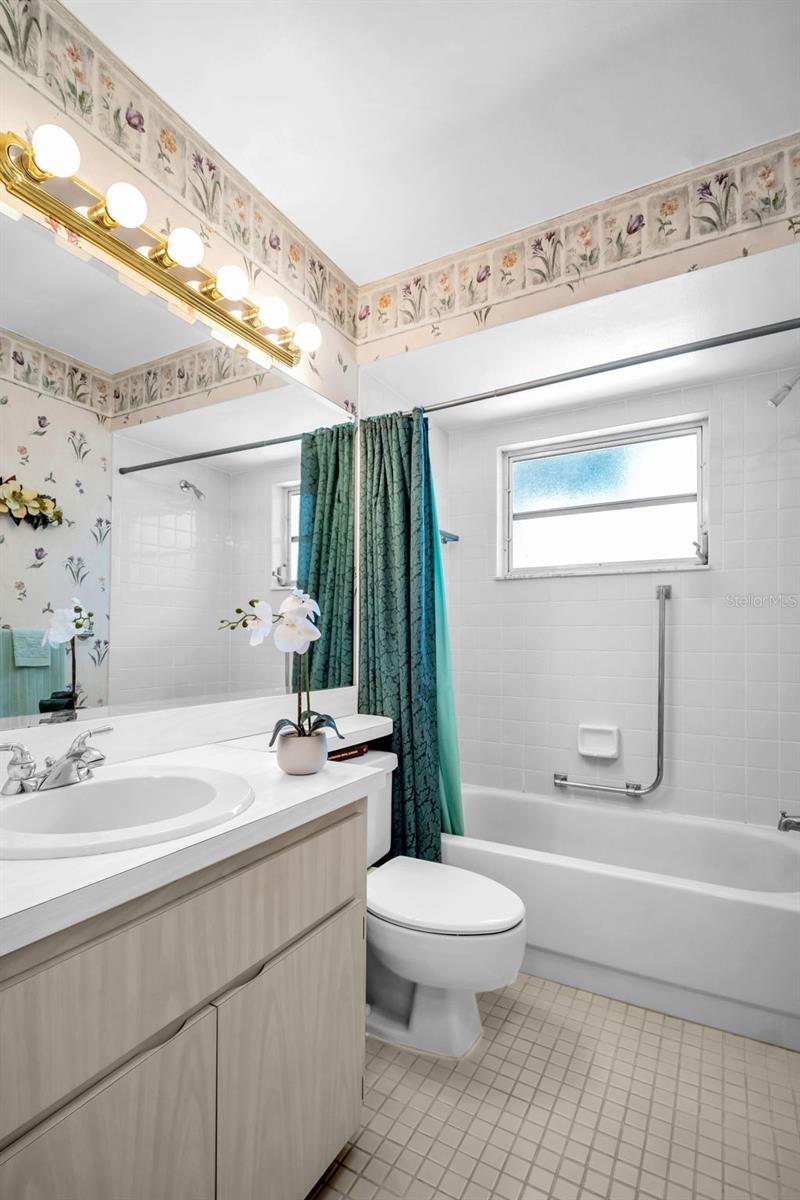 Hall bath located between the guest suite and main living~