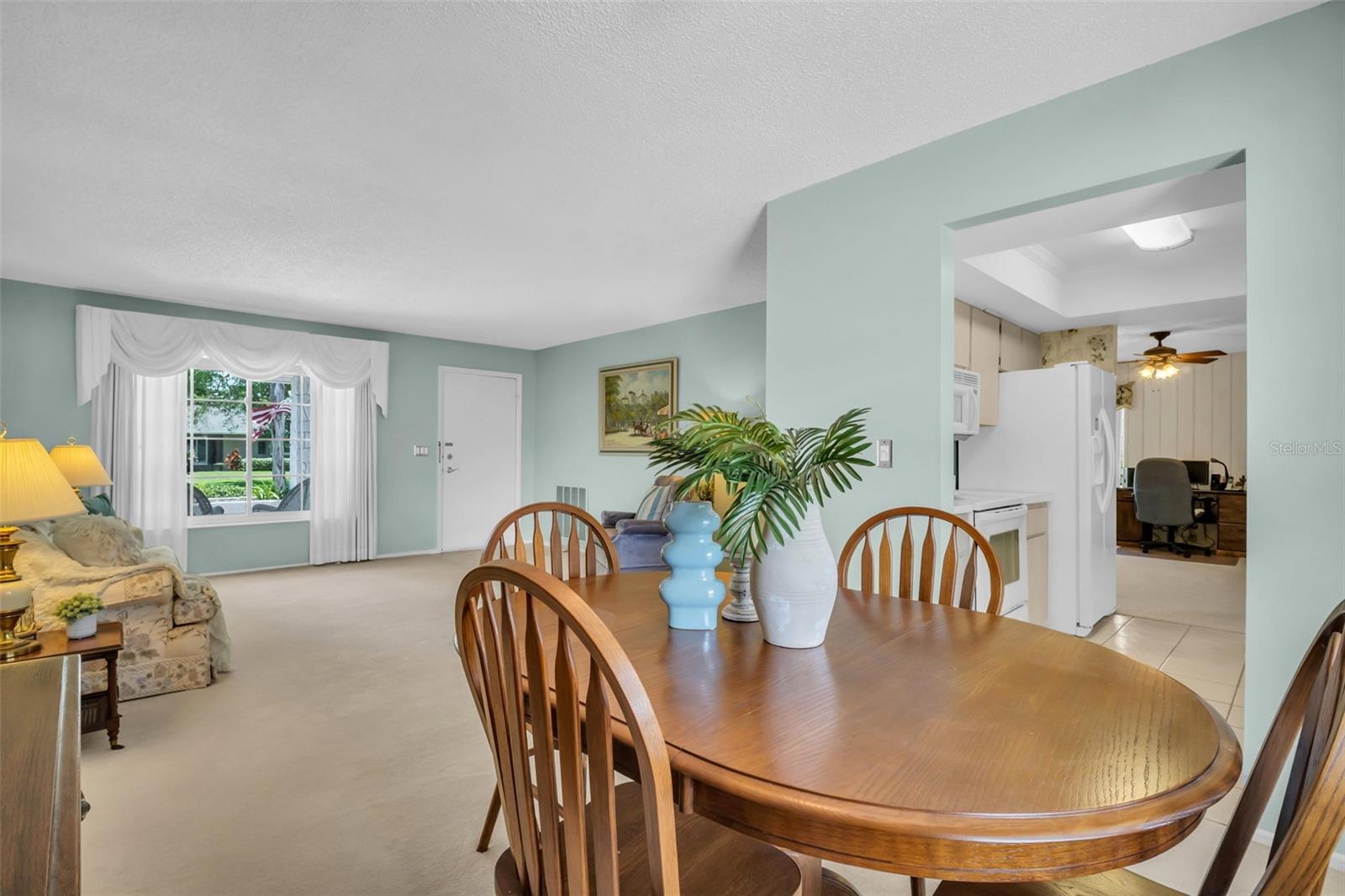 Open to kitchen for easy flow~