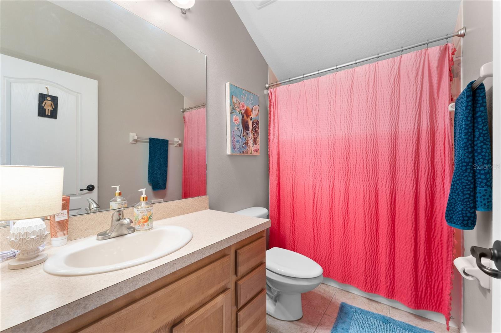 UPSTAIRS BATHROOM 4