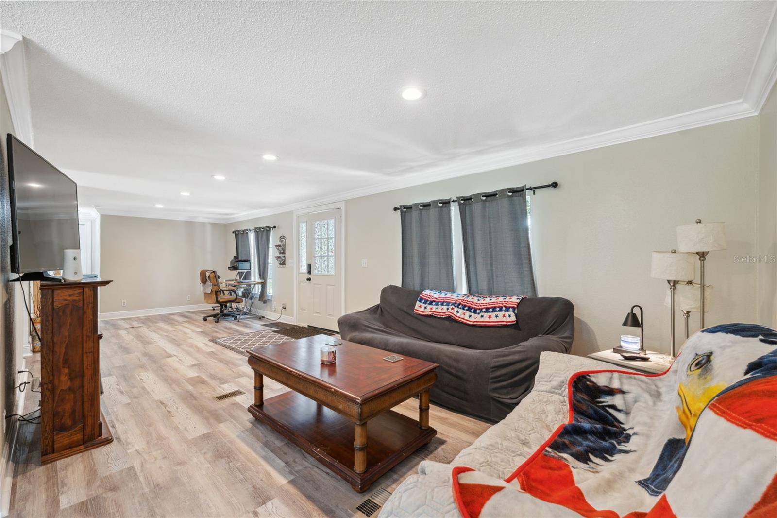 spacious livingroom