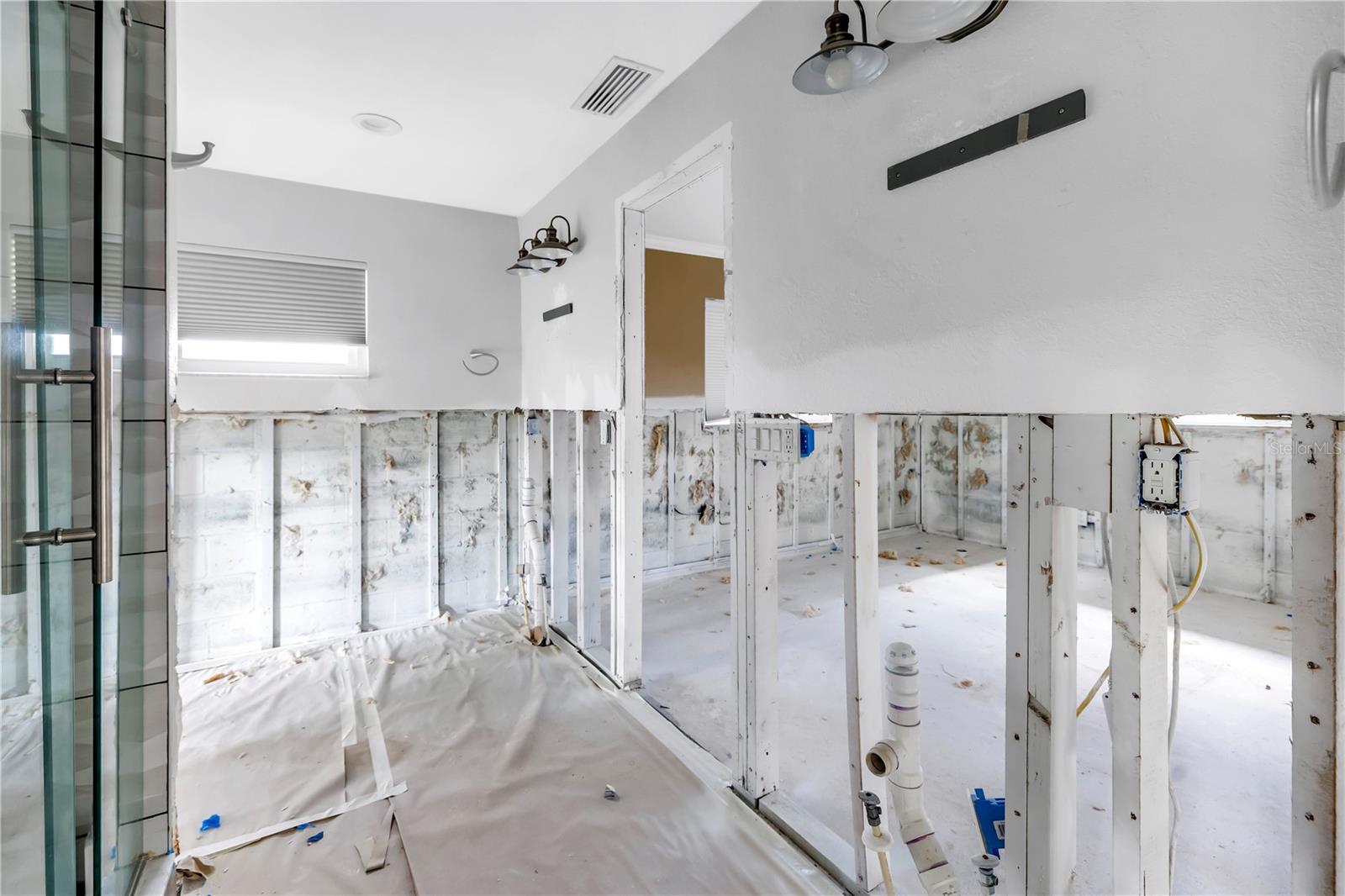 Main bathroom - space for 2 vanities