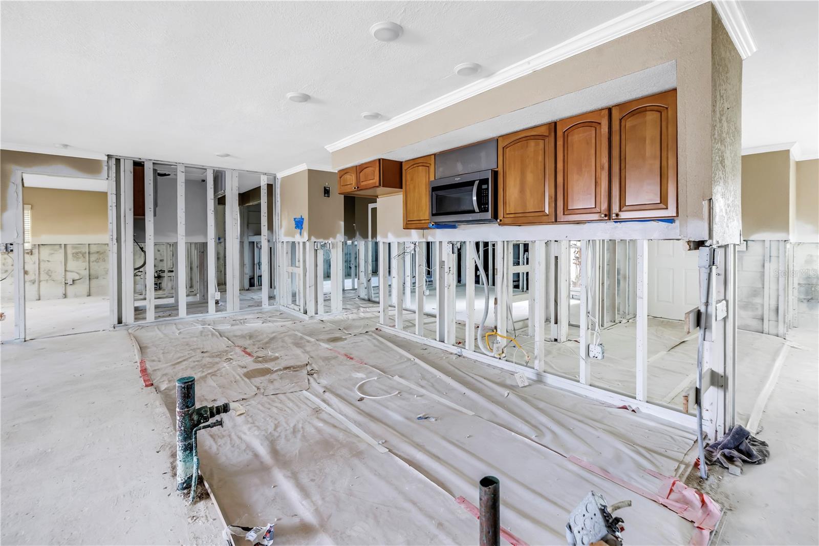 Kitchen open to family room with island bar counter/ kitchen sink in island
