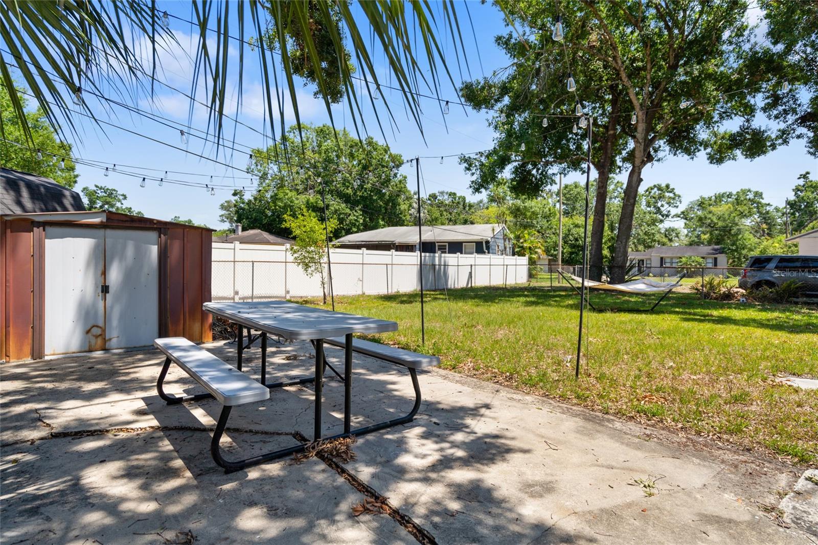 Backyard - Shed and picnic table