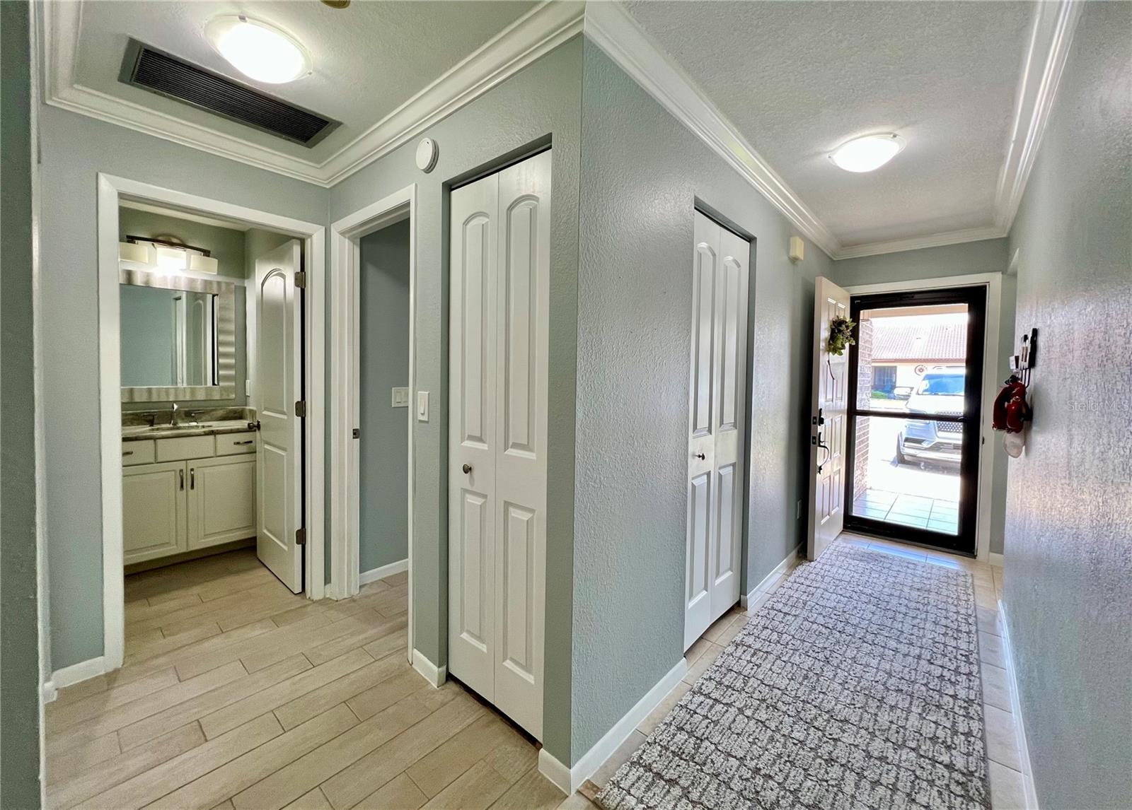 beutiful paint and hallways to the front door 2nd bathroom and bedroom