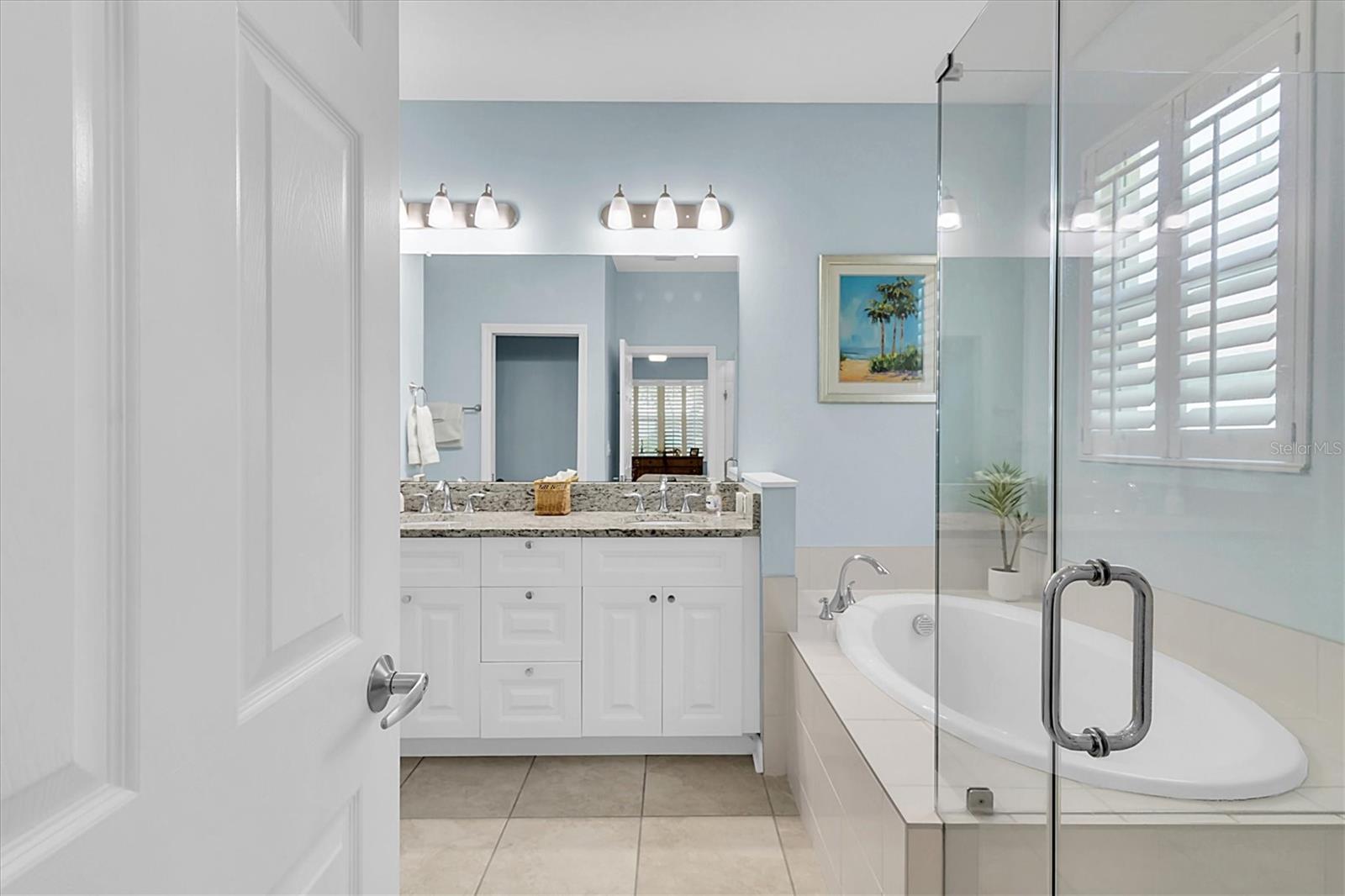 Ensuite with shower and tub
