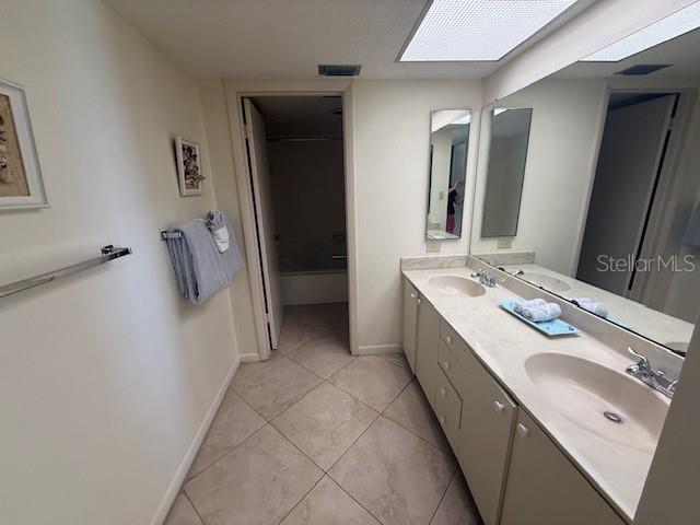 MASTER BATH WITH DOUBLE SINK AN TUB/SHOWER