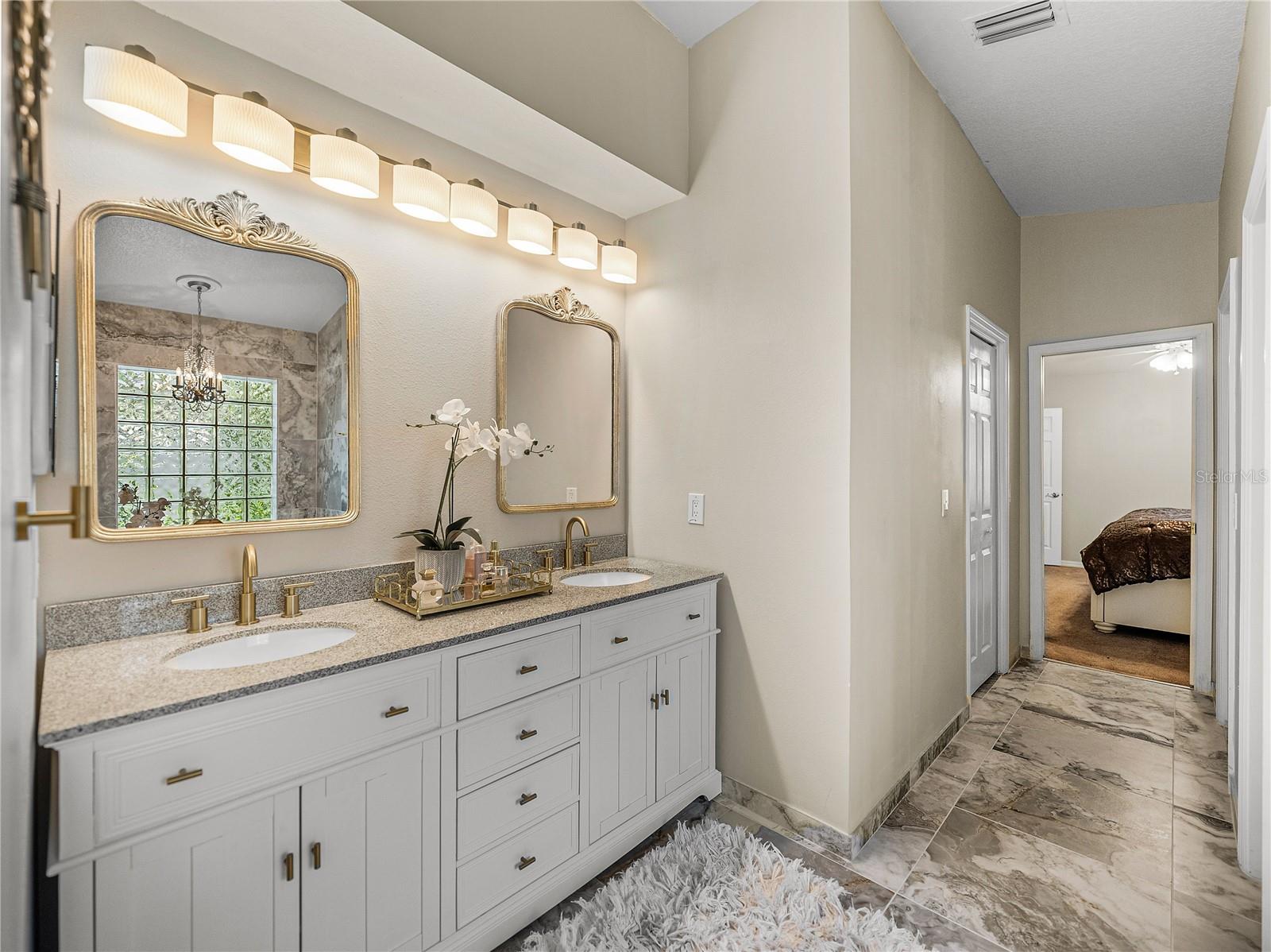 Dual Sinks in Primary Bath