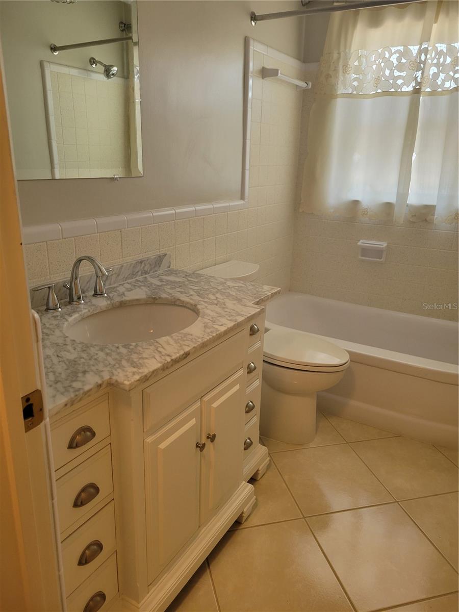 Full Bath in Hallway
