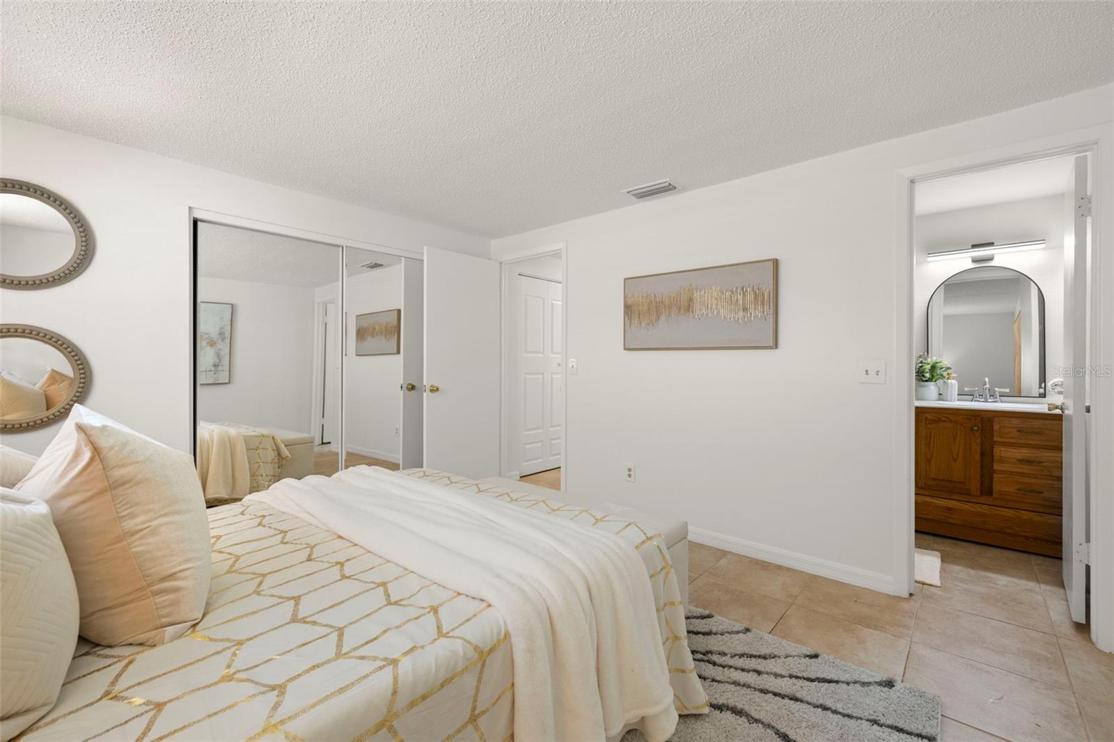 Primary Bedroom w/  en-suite bath