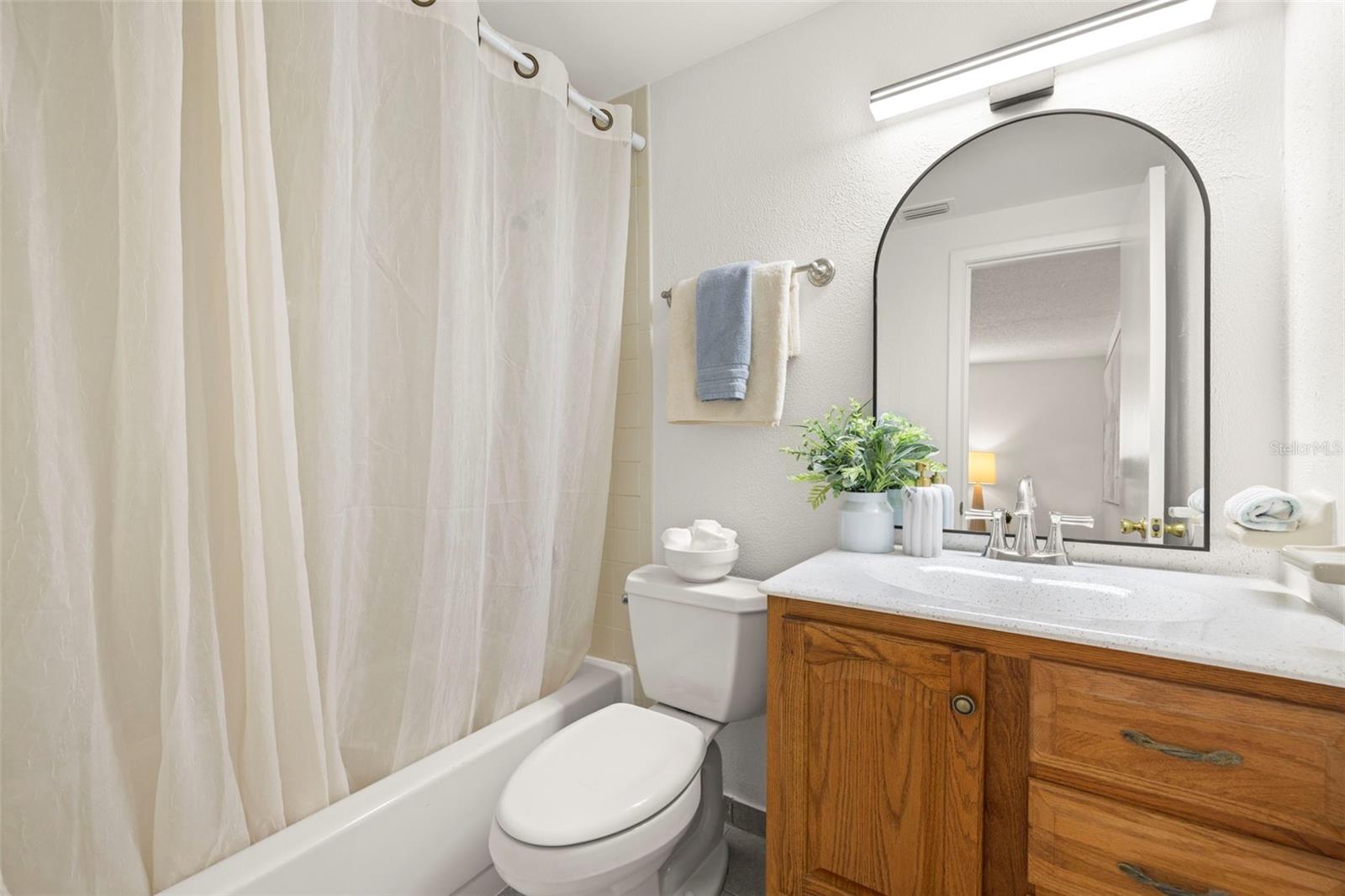 Primary Bedroom en-suite bath