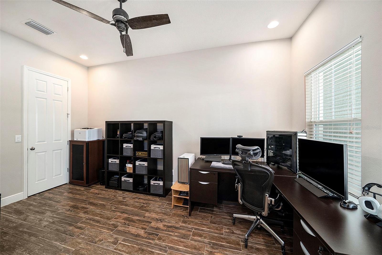 Room 3/ office space with walk-in closet