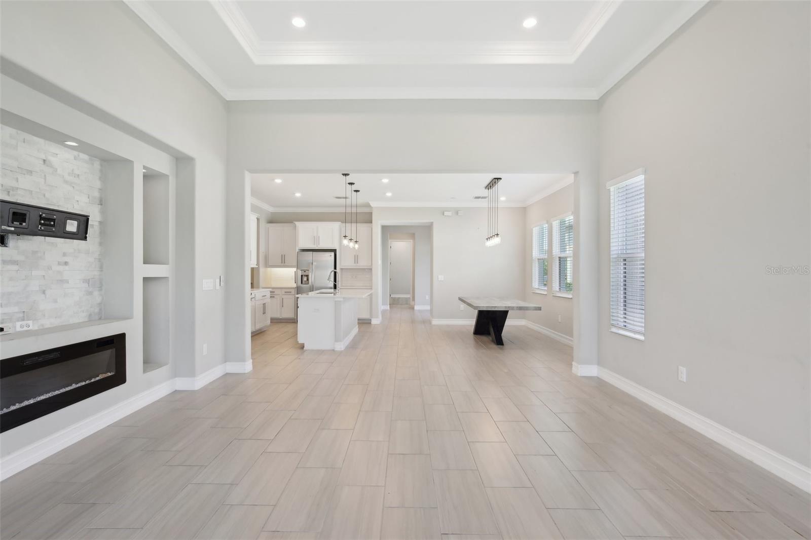 LARGE LIVING ROOM