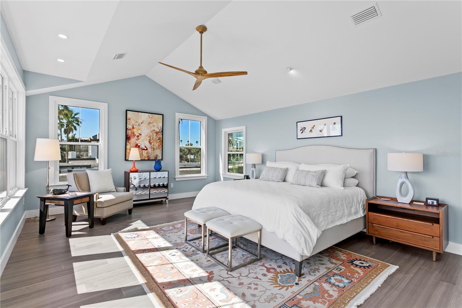Primary ensuite with vaulted ceilings