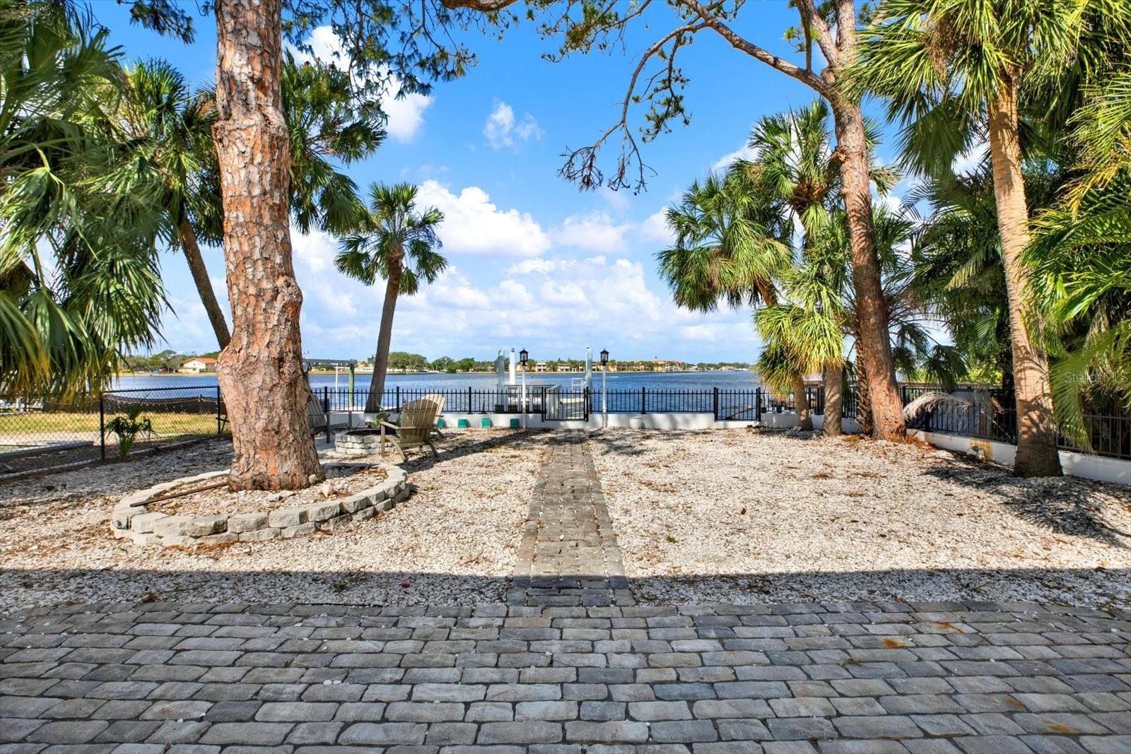 Spacious oasis with waterviews