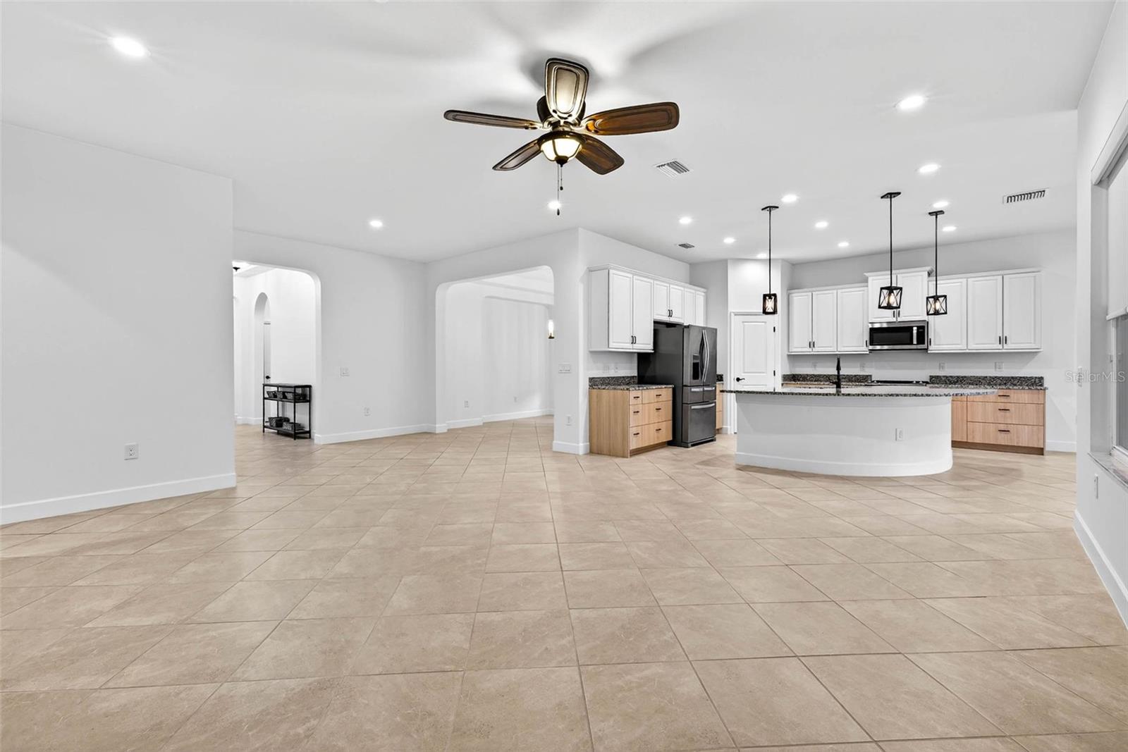 LR looking toward kitchen