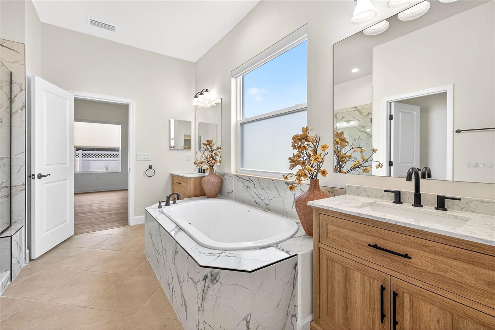 Bathroom ensuite to the primary