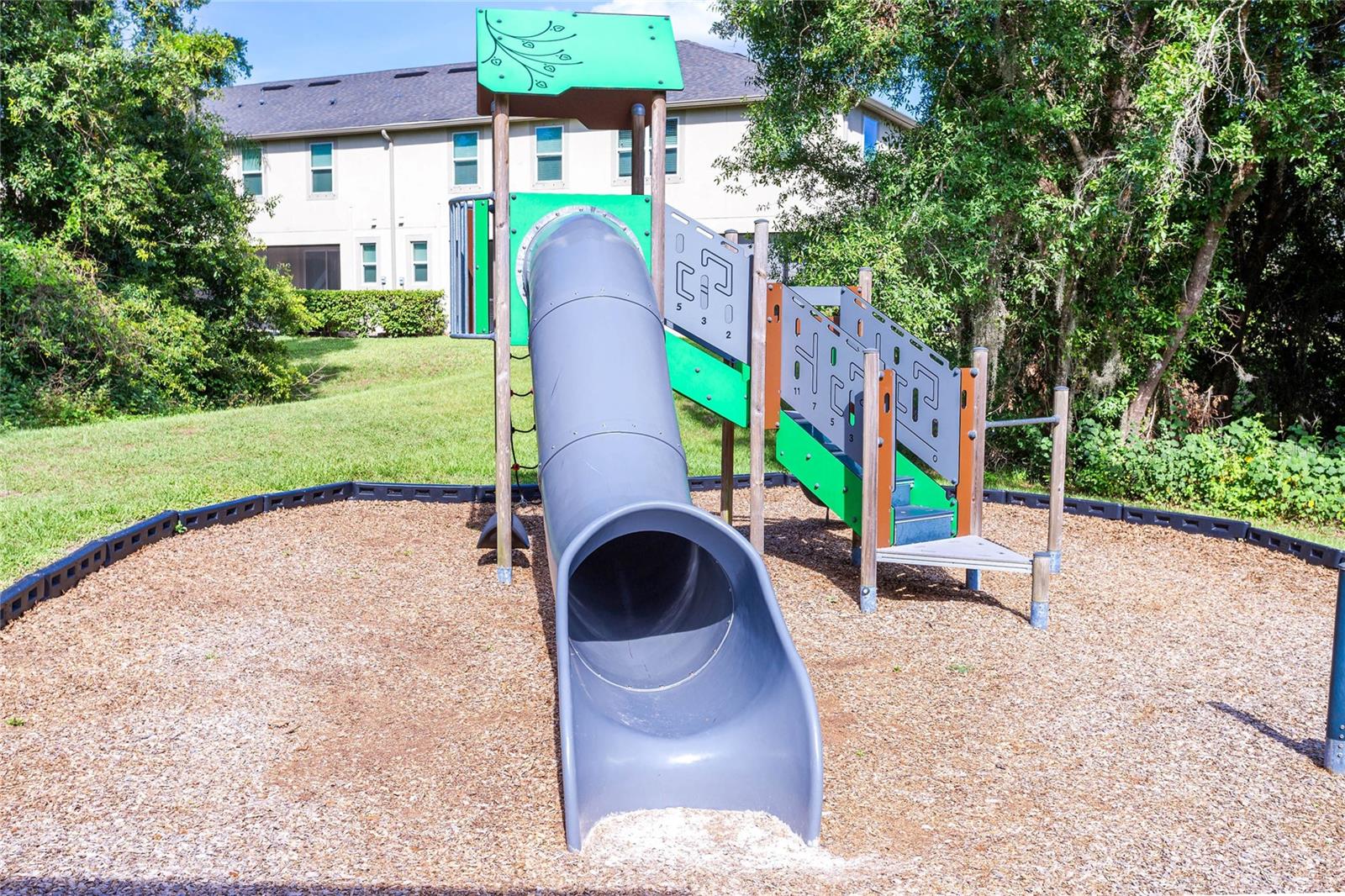 TB8387757