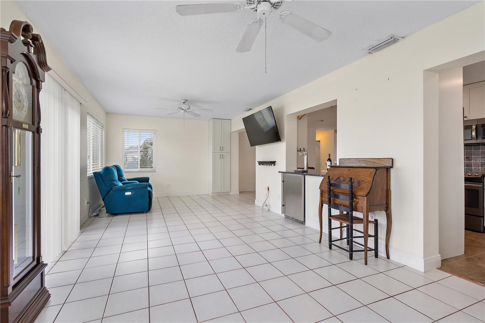 Large bonus/Florida room with built in keg fridge