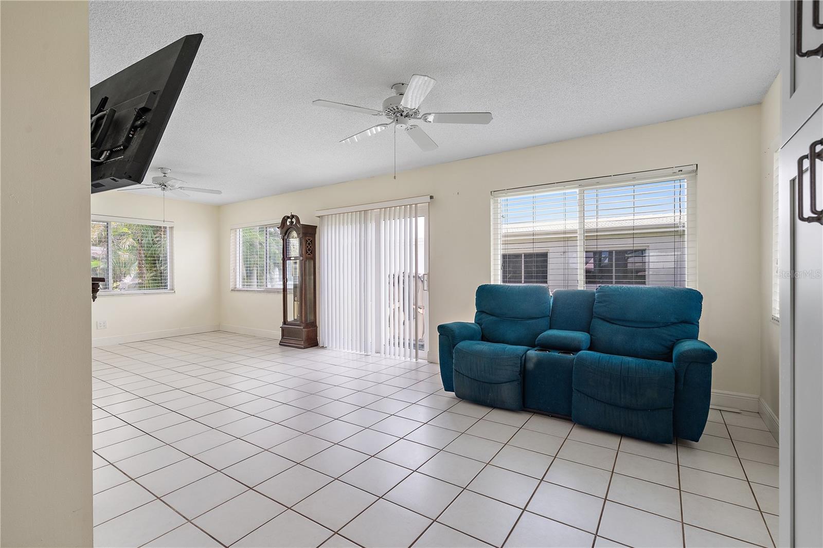 Large bonus/Florida room perfect for entertaining