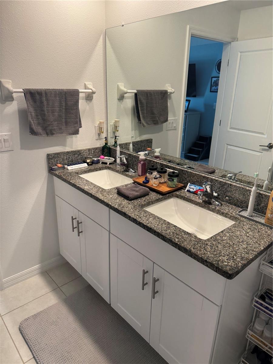 Owners' Bath w/Dual Sinks and Walk In Shower