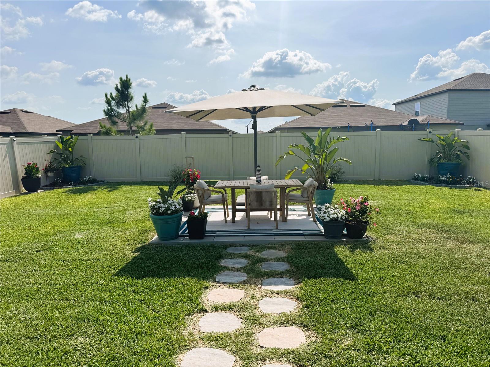 Backyard Patio Set and Table Conveys