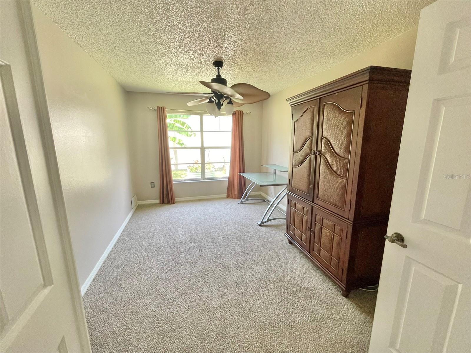Bonus room/den/third bedroom