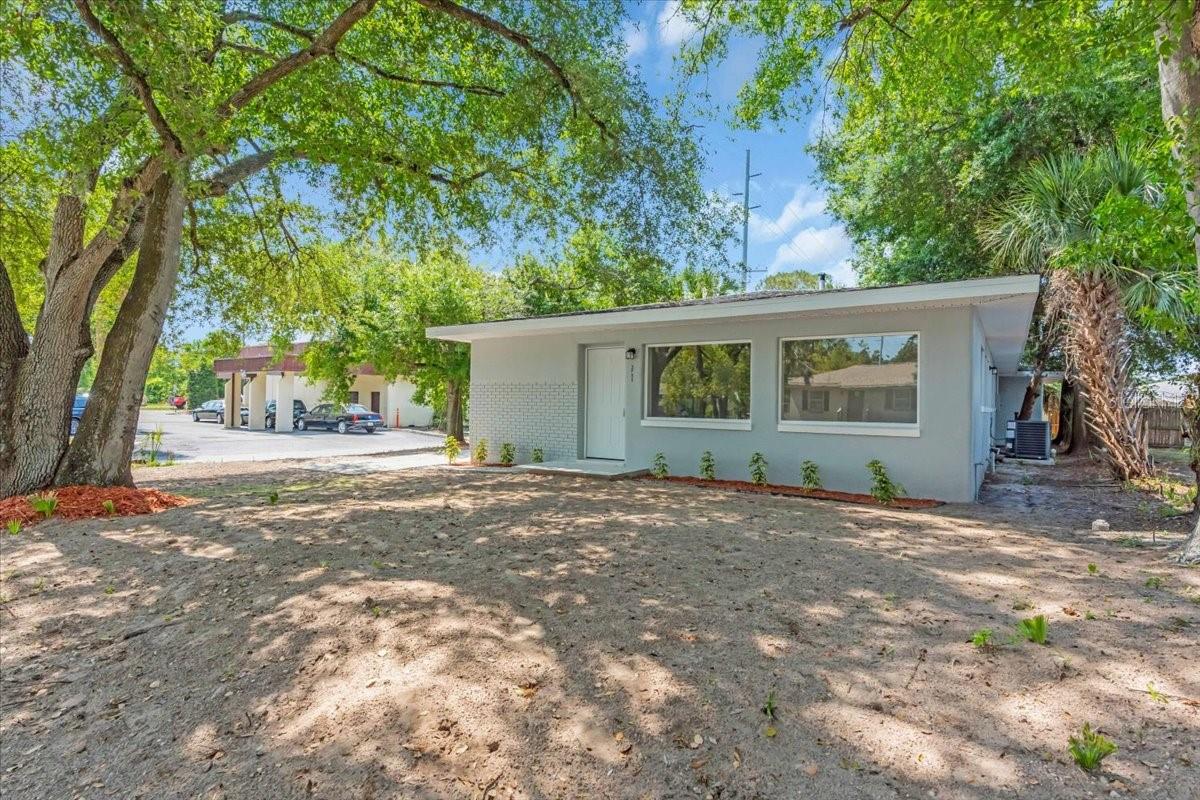 corner lot - side entry way