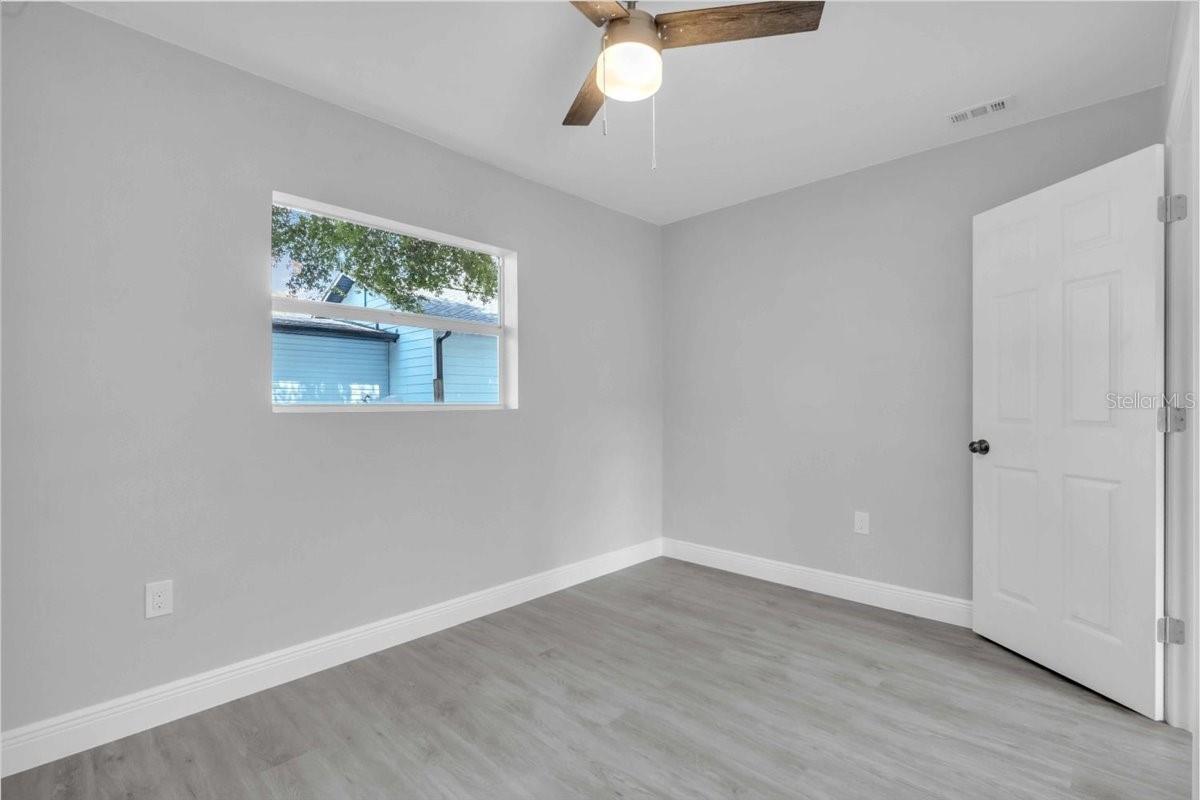 Bonus bedroom for office extra bedroom space - no closet.