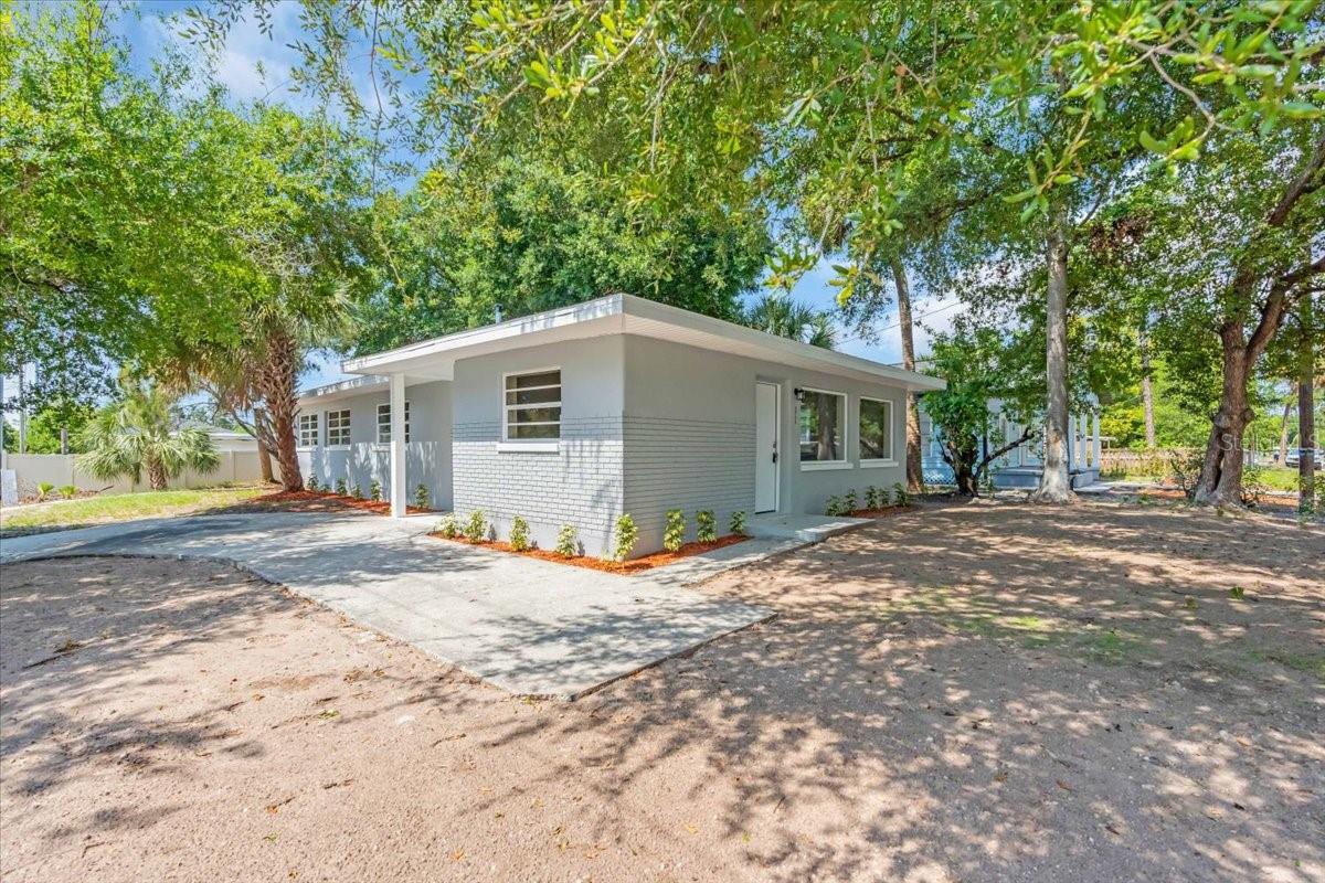 2 entry ways on huge corner lot