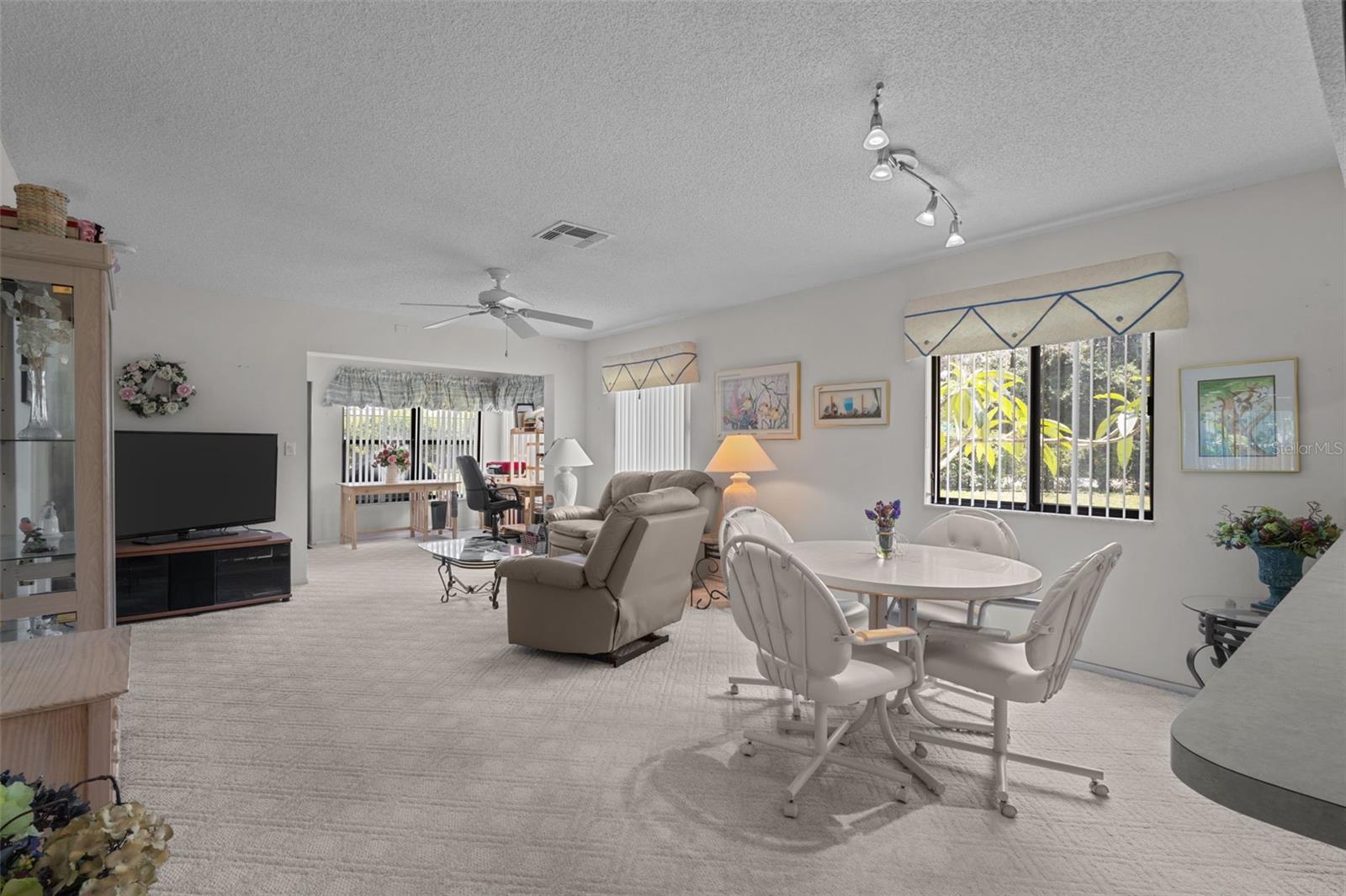 Living/Dining Combo - home comes fully furnished
