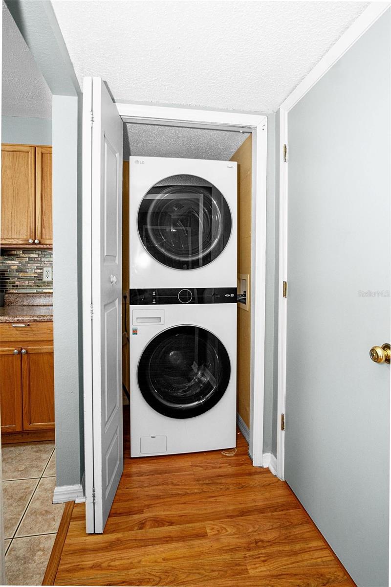 Laundry Closet- Washer and Dryer Convey