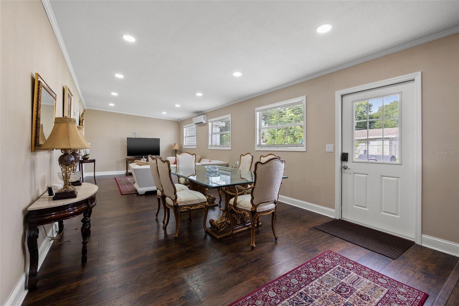 Open Flowing Floor-plan