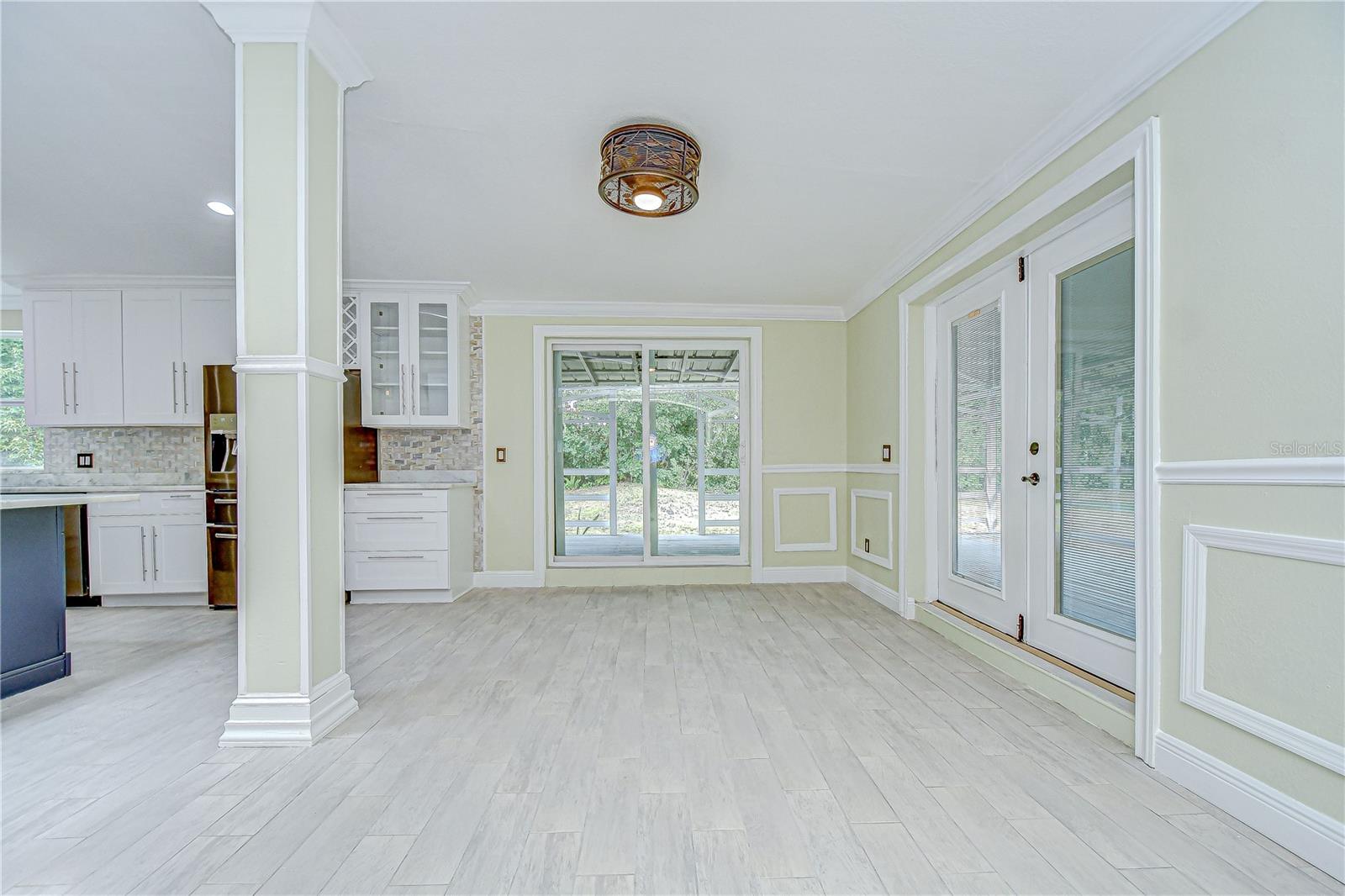 Spacious breakfast nook!