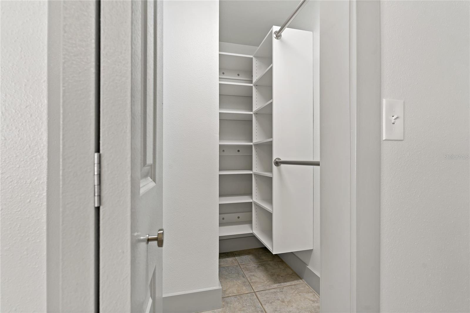 WALK IN CLOSET WITH ORGANIZATION SYSTEM