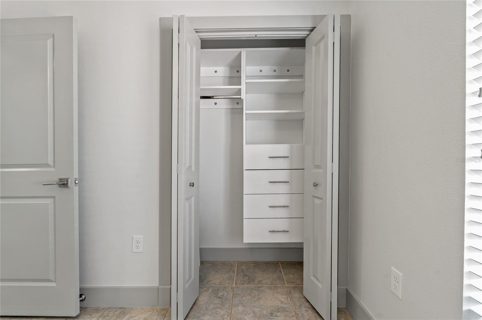 ORGANIZATIONAL SYSTEM IN ALL BEDROOM CLOSETS