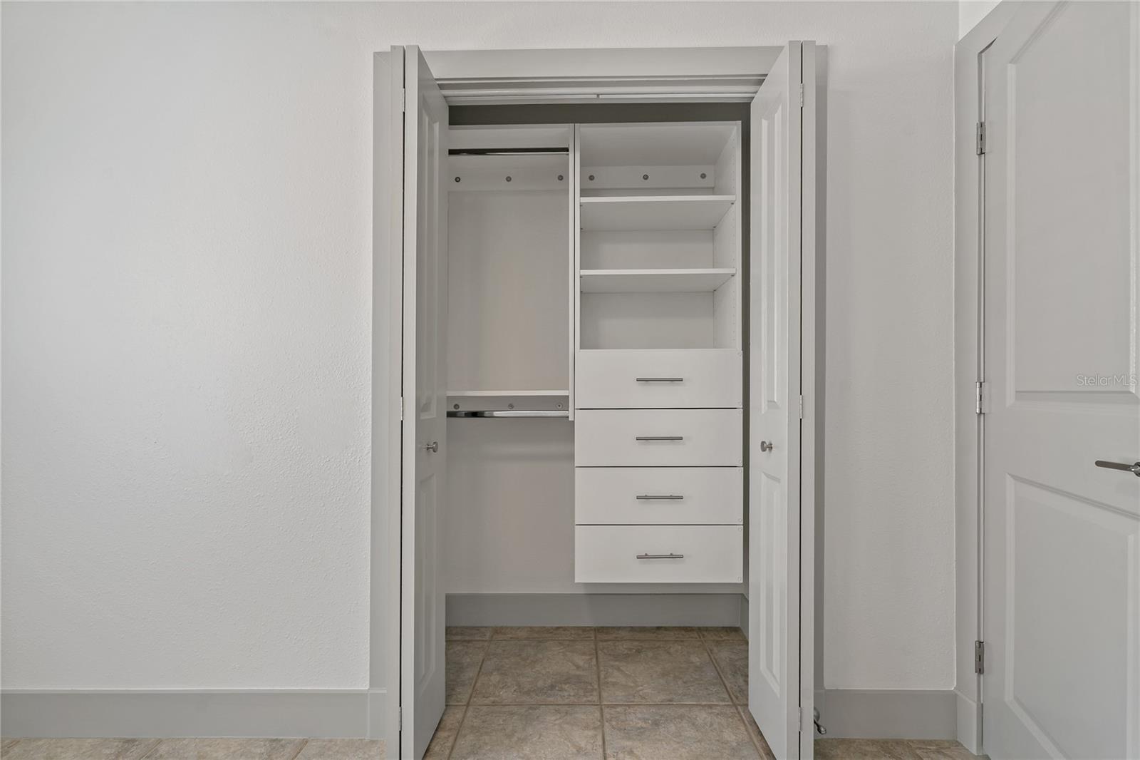 ORGANIZATIONAL SYSTEM IN ALL BEDROOM CLOSETS