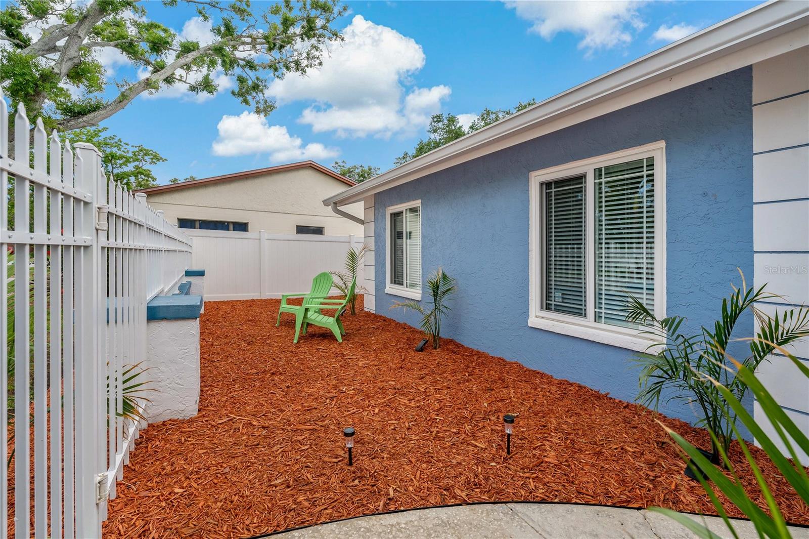 GREAT FRONT COURTYARD/SITTING AREA