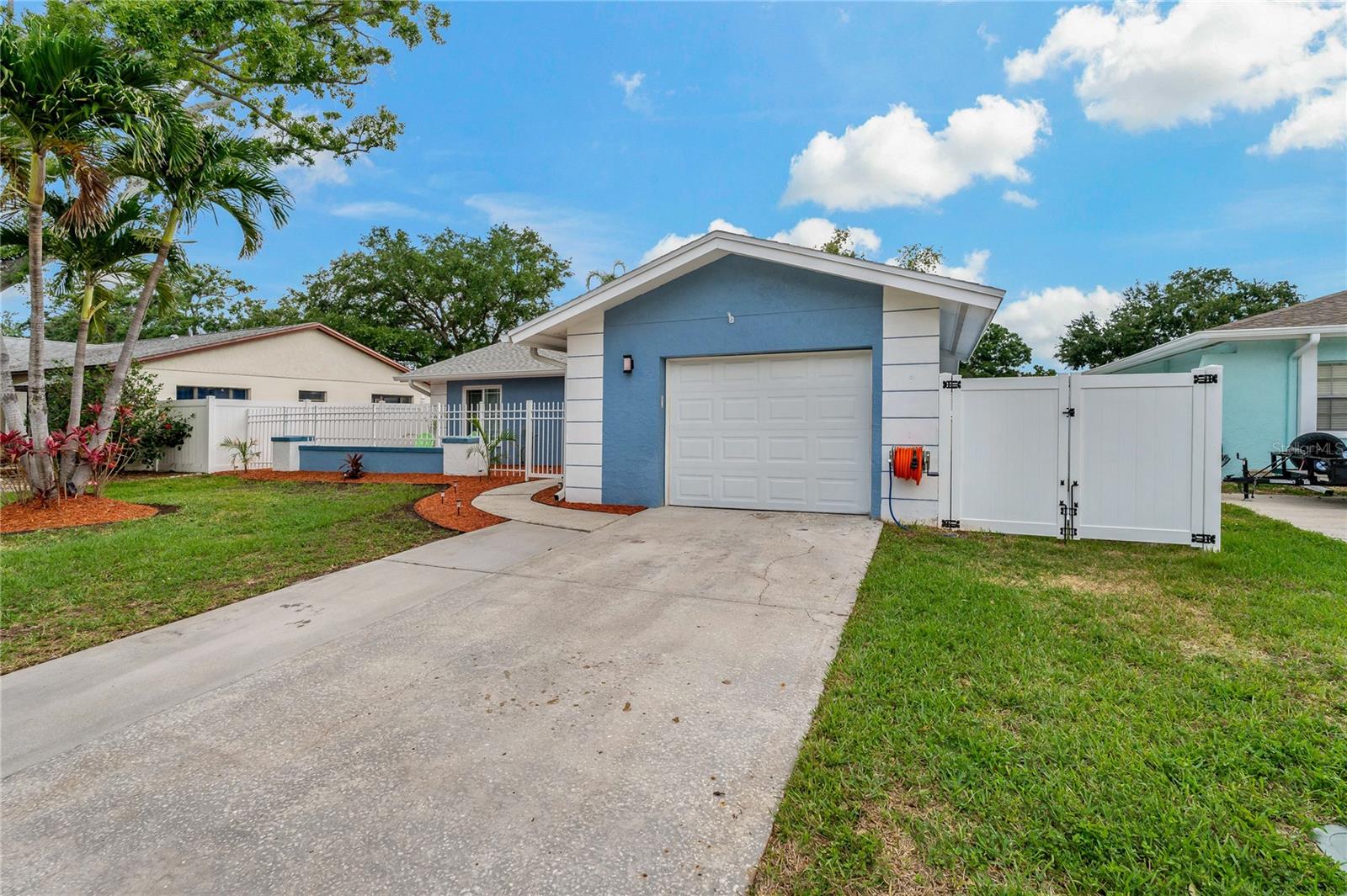 BEAUTIFULLY MAINTAINED AND DOUBLE GATE TO PULL BOAT OR TRAILER IN BACKYARD