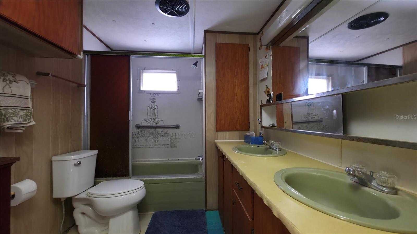 Full hall bathroom.