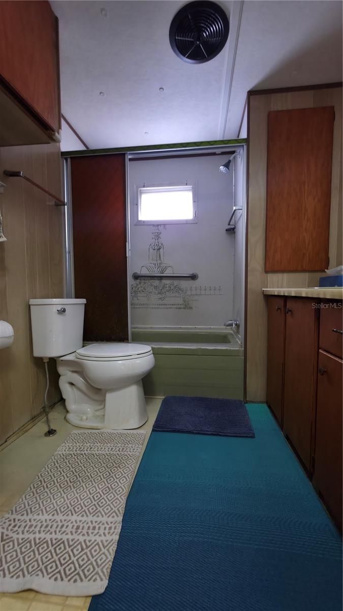 Full hall bathroom.