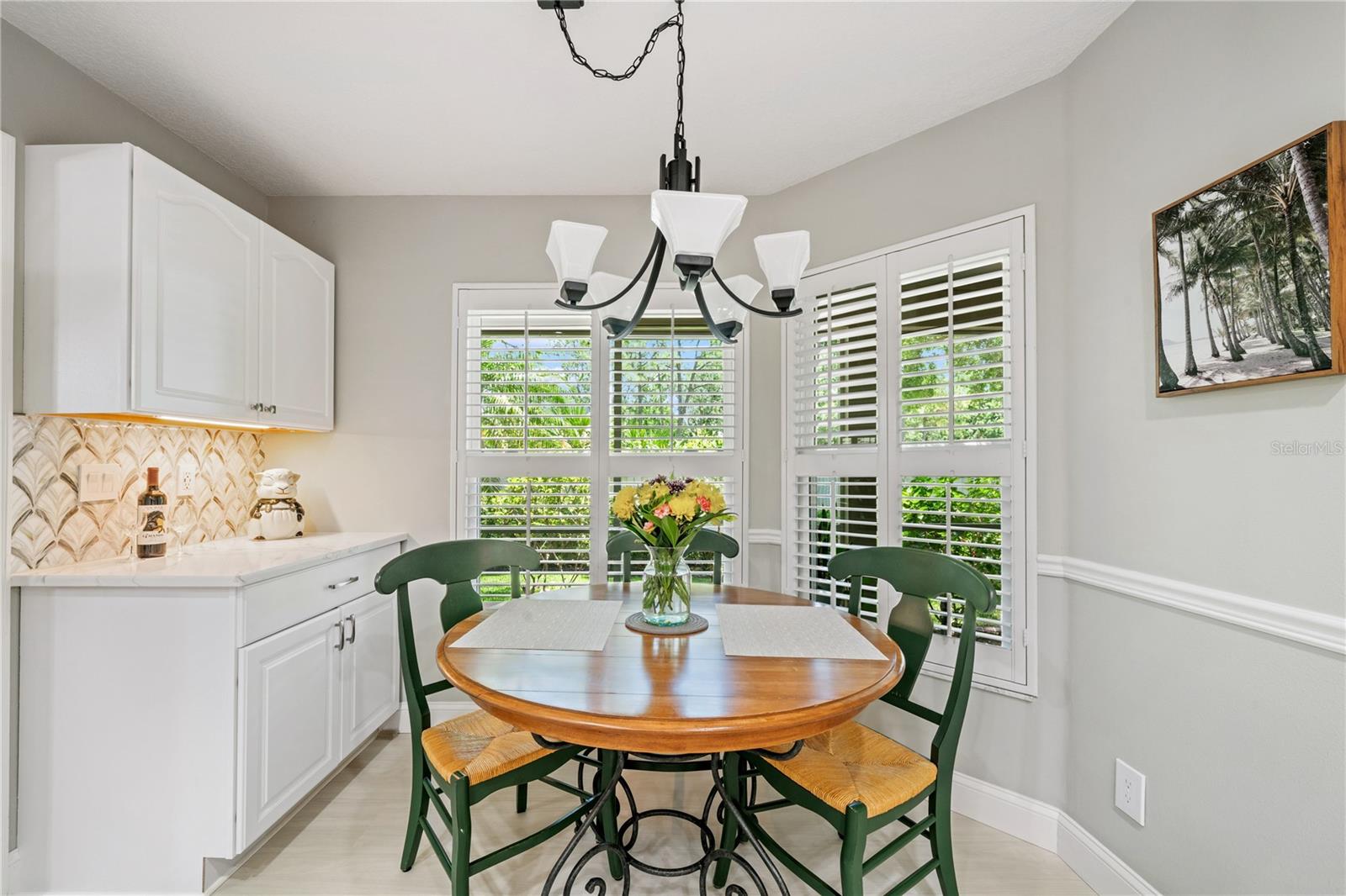 DINETTE OFF KITCHEN