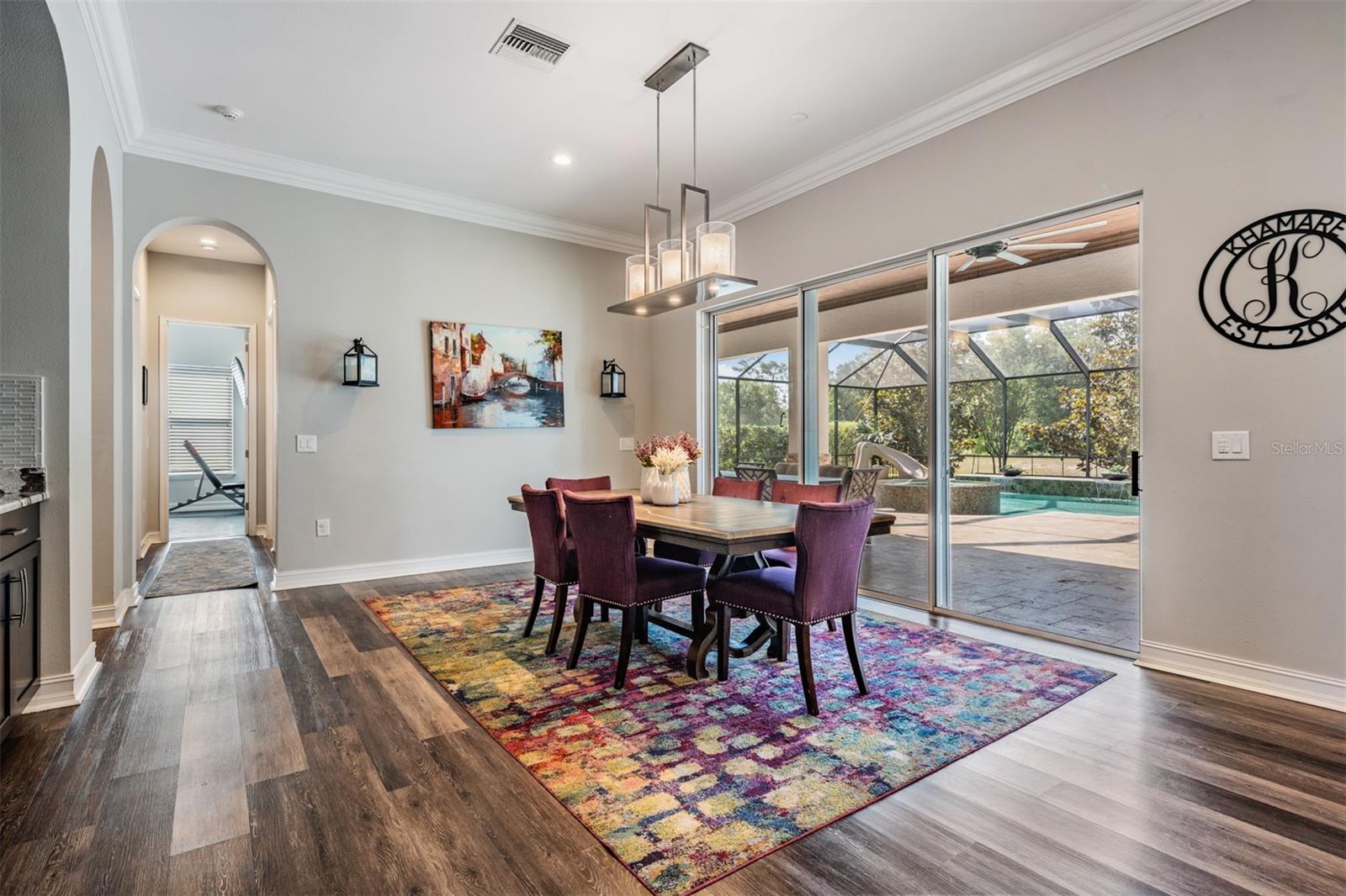 Breakfast nook overlooking lanai