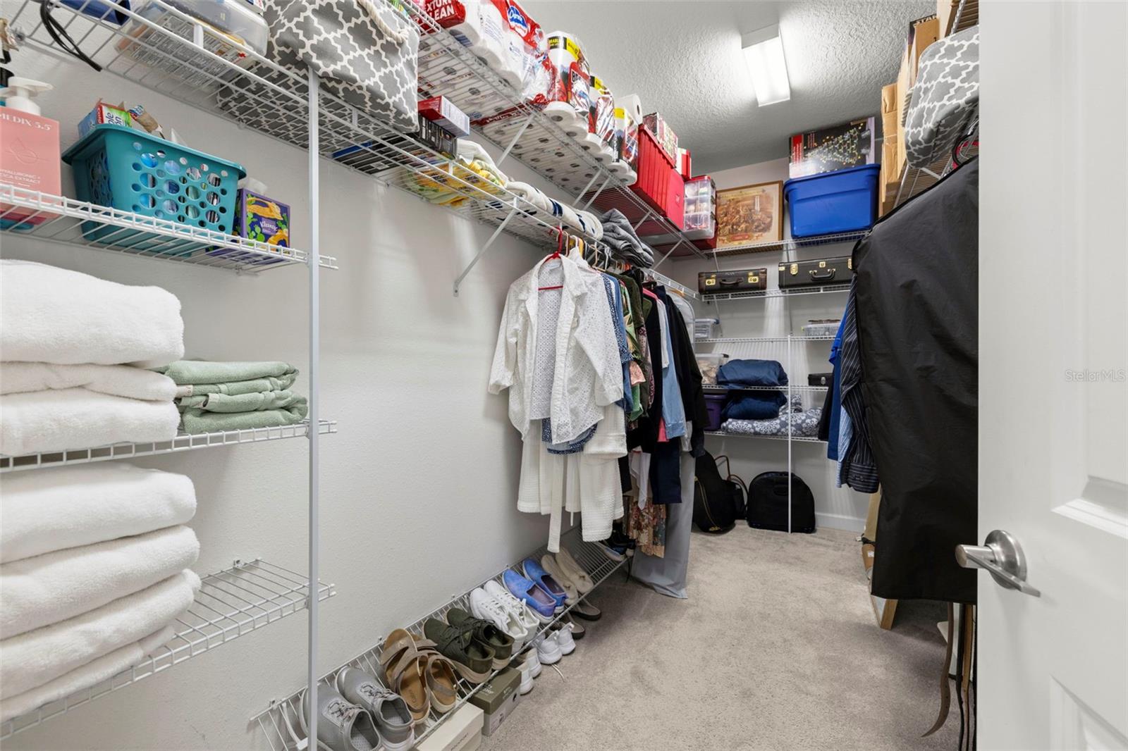 WALK -IN CLOSET