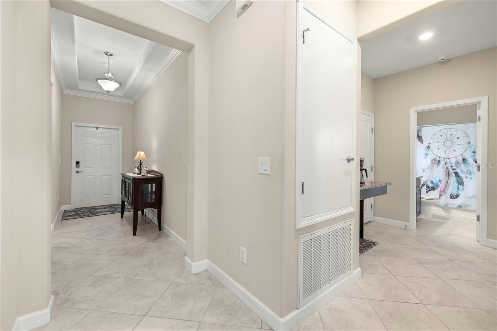 DOUBLE FOYER