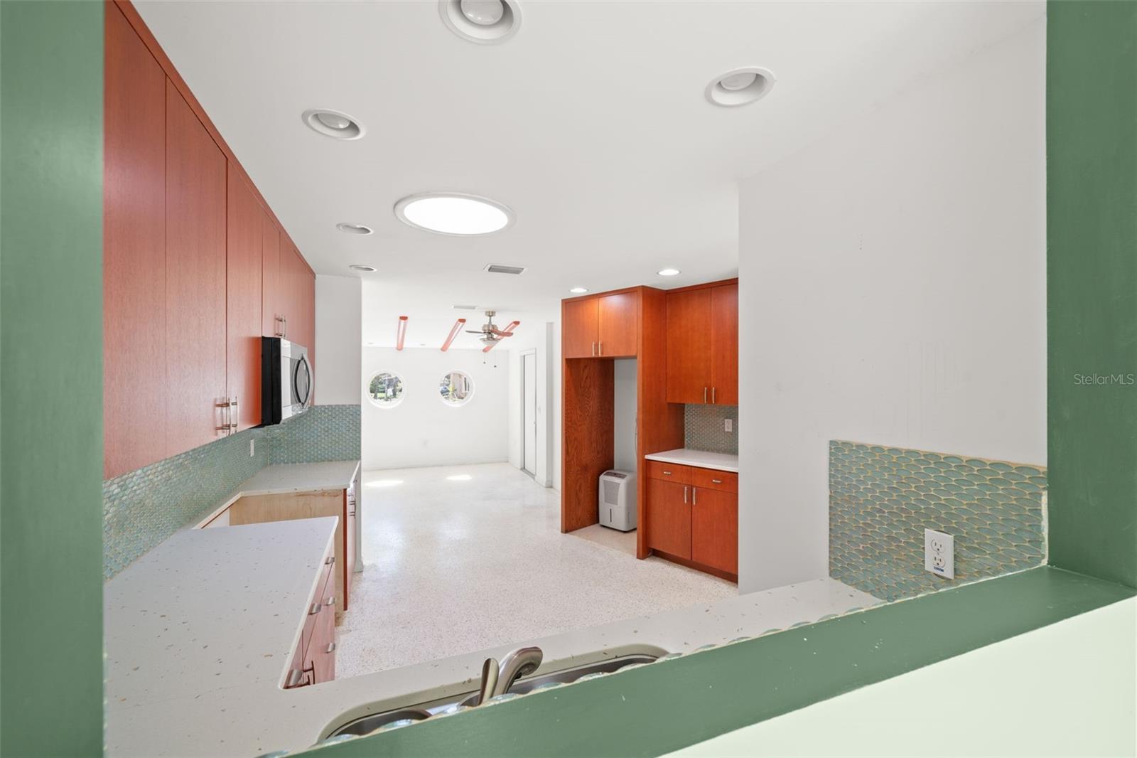 Access to the kitchen... imagine removing this wall and adding  a kitchen island.....